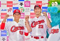 　お立ち台で笑顔を見せる広島・西川（左）と薮田