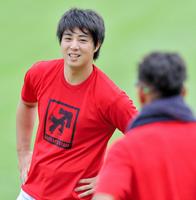 練習中、福井優也（右）と話す広島・野村祐輔＝マツダスタジアム（撮影・吉澤敬太）