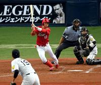 ３回広島１死三塁、左中間へ適時二塁打を放つ広島・西川＝京セラドーム大阪（撮影・田中太一）