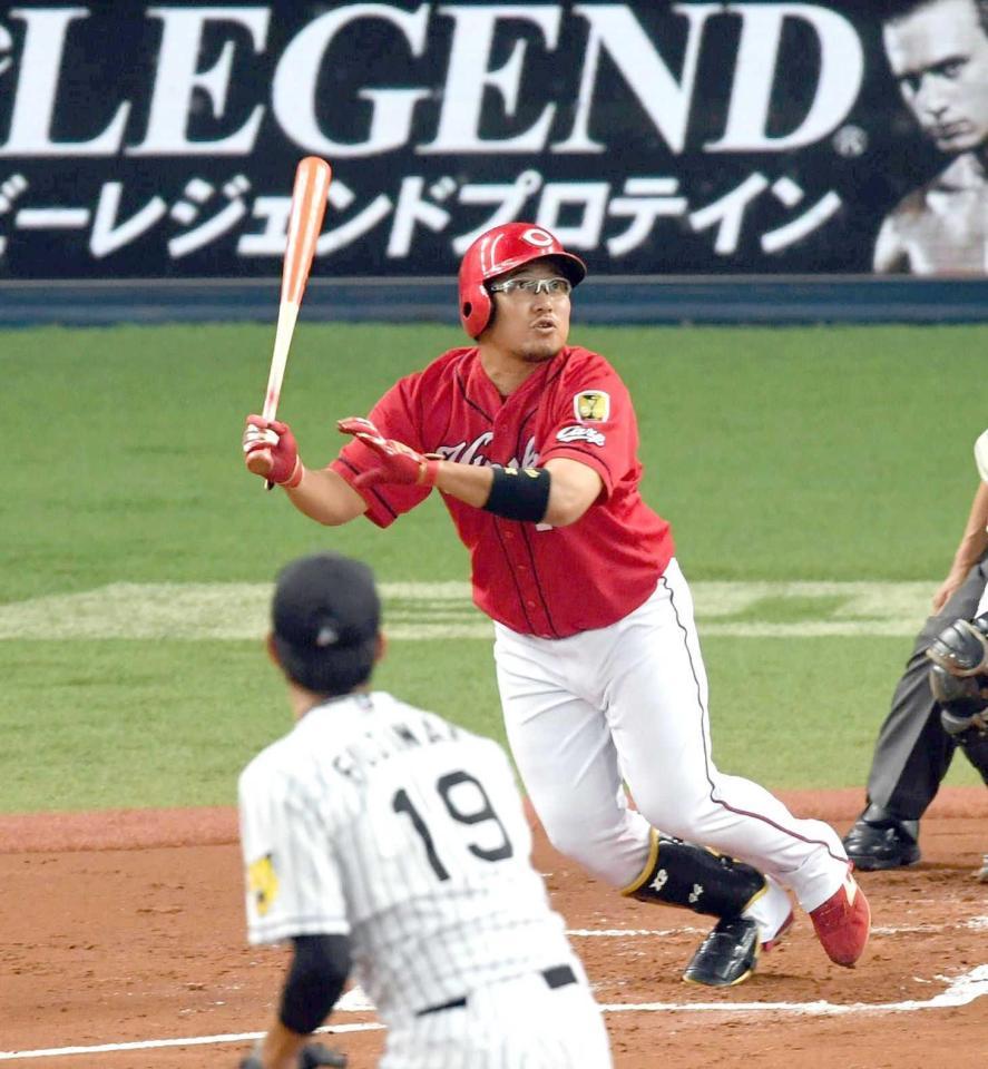 　１回、先制適時打を放つ松山（投手・藤浪）