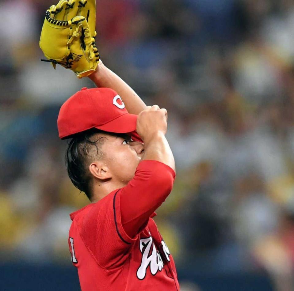 　５回、福留に適時打を許した福井は帽子をとって汗をふく