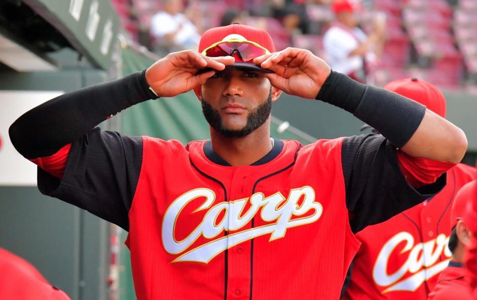 １軍登録され、ベンチで帽子を被り直す広島のアレハンドロ・メヒア＝マツダスタジアム（撮影・吉澤敬太）