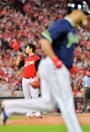 　５回、バレンティン（手前）に満塁本塁打を打たれ帽子をとる広島・岡田