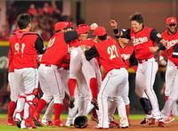 １０回広島２死二塁、中越えにサヨナラ打を放ったブラッド・エルドレッドに抱きつき喜ぶ広島ナイン＝マツダスタジアム（撮影・吉澤敬太）