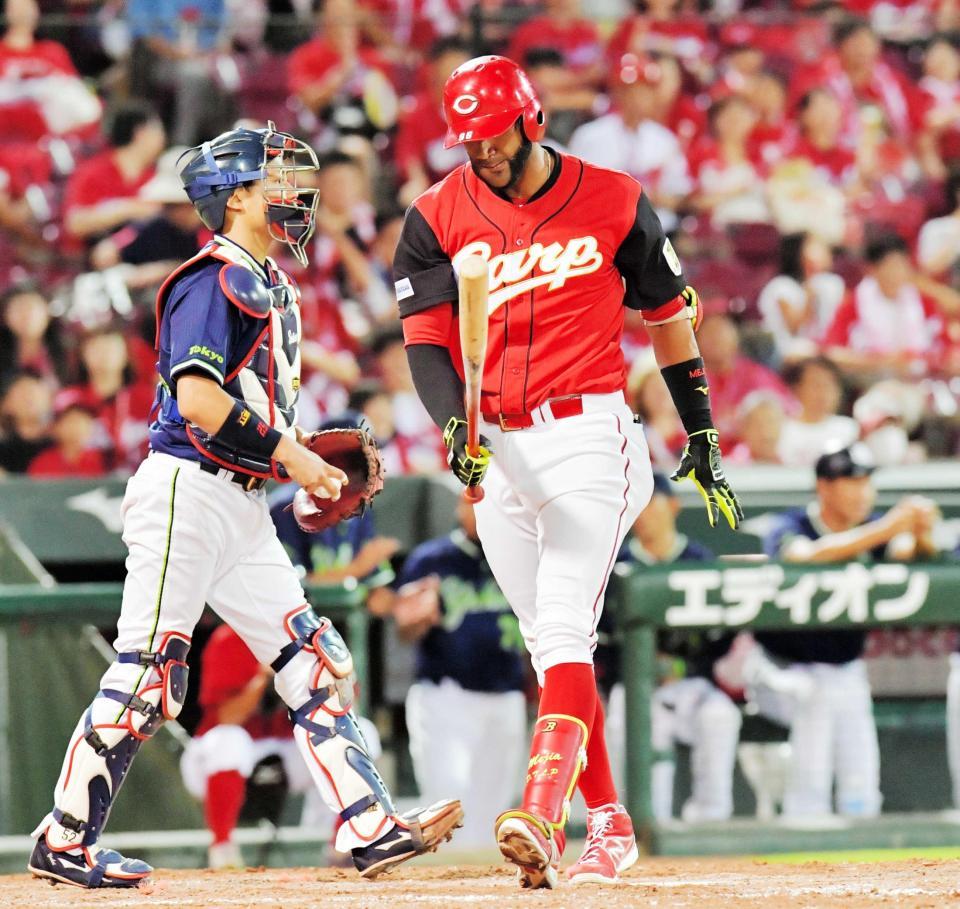 　９回、１軍初打席も空振り三振に倒れたメヒア（撮影・吉澤敬太）