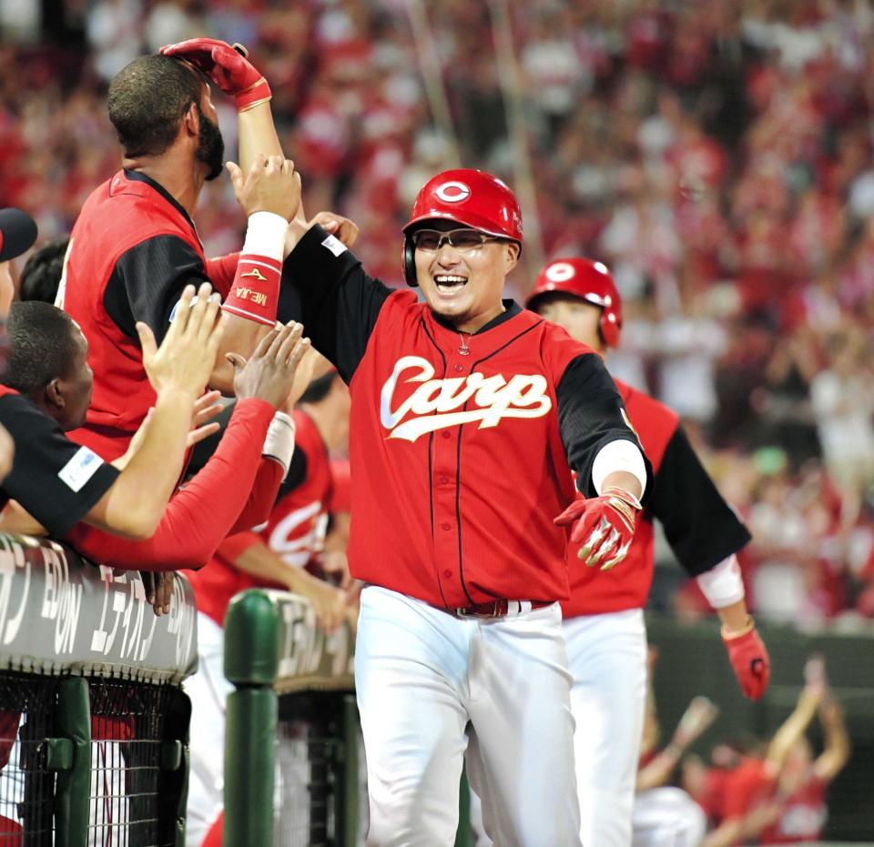 ８回、同点２ランを放ち、笑顔でメヒア（左）の頭をなでる松山（撮影・吉澤敬太）　