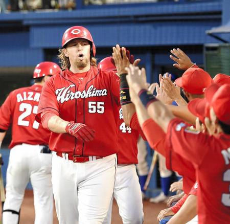 　２回、２ランを放ちナインとハイタッチするエルドレッド（撮影・棚橋慶太）