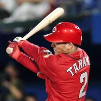 ３回、適時二塁打を放つ広島・田中広輔＝横浜スタジアム（撮影・棚橋慶太）