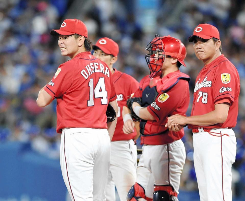 　５回、交代を告げられ厳しい表情の大瀬良（左）＝撮影・棚橋慶太