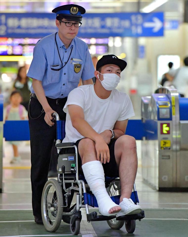 車いすに乗り帰広した広島・鈴木誠也＝広島駅