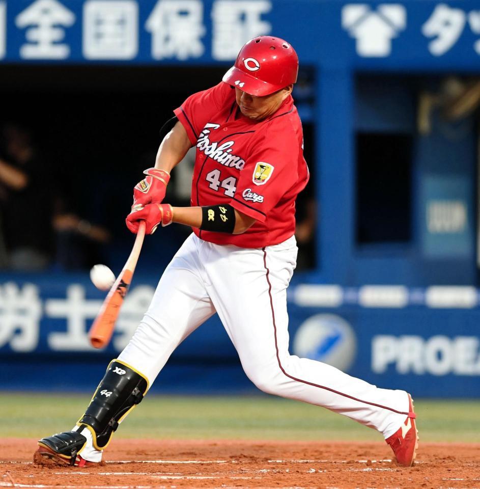 １回、先制適時打を放つ松山