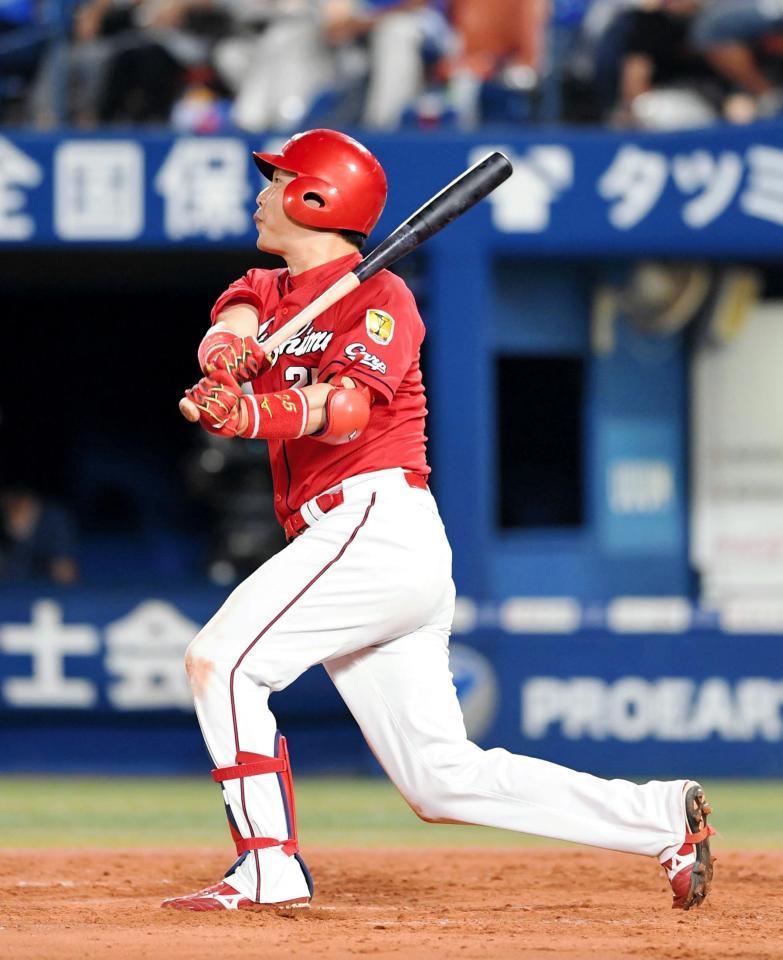 ５回、タイムリー二塁打を放つ新井