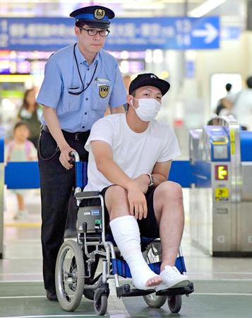 　広島に到着し、車いすで移動する鈴木