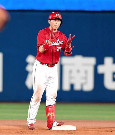 　５回、タイムリー二塁打を放ち、塁上で手をたたく新井（撮影・棚橋慶太）