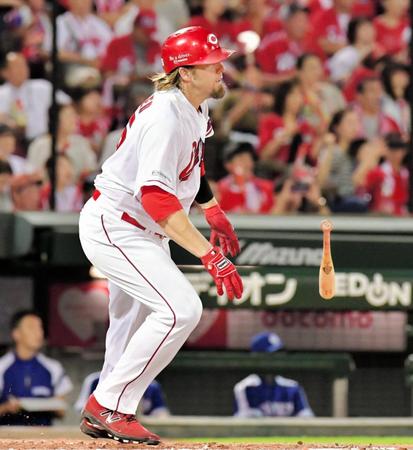 ７回広島無死一、二塁、左中間に２点適時二塁打を放つブラッド・エルドレッド＝マツダスタジアム（撮影・吉澤敬太）