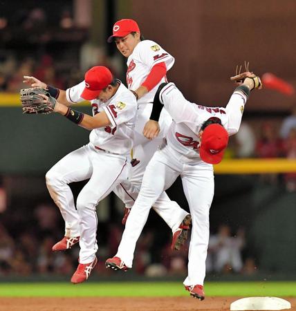 試合後、ちょっと不格好なヒップタッチを交わす（左から）野間峻祥、堂林翔太、丸佳浩の広島外野陣＝マツダスタジアム（撮影・吉澤敬太）