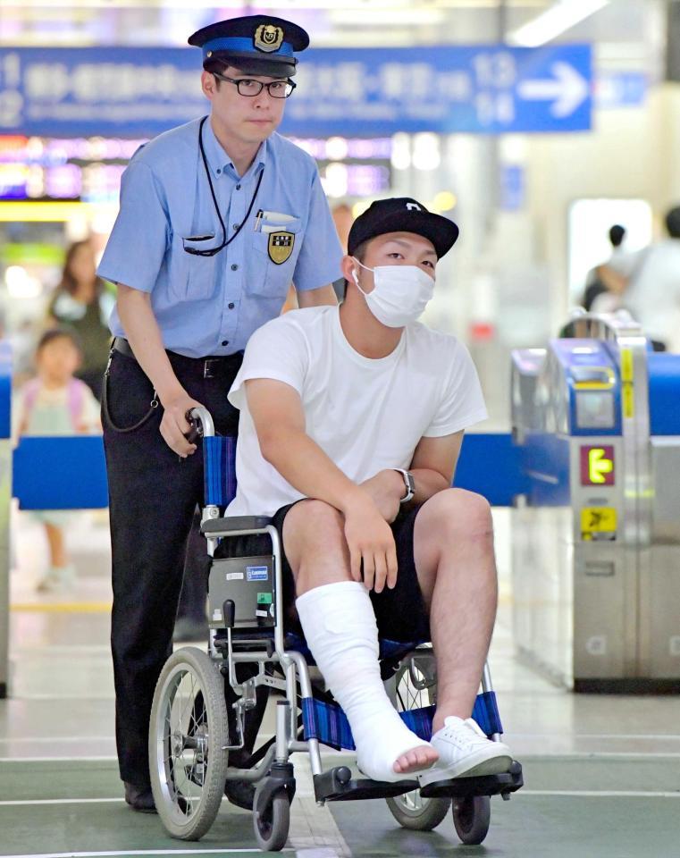 　広島に到着し、車いすで移動する鈴木