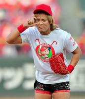 始球式で投球前に、お決まりのポーズでサインを見つめる新日本プロレスの内藤哲也