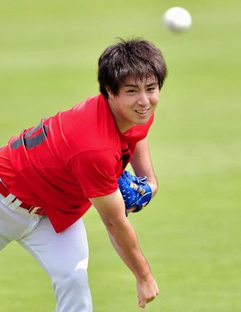 明るい表情で練習する広島・野村祐輔＝マツダスタジアム（撮影・吉澤敬太）