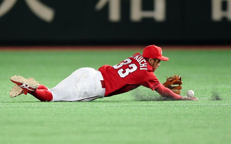 ８回、脇谷の打球に飛びつく菊池（撮影・棚橋慶太）