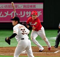 ７回、右前打を放つ丸