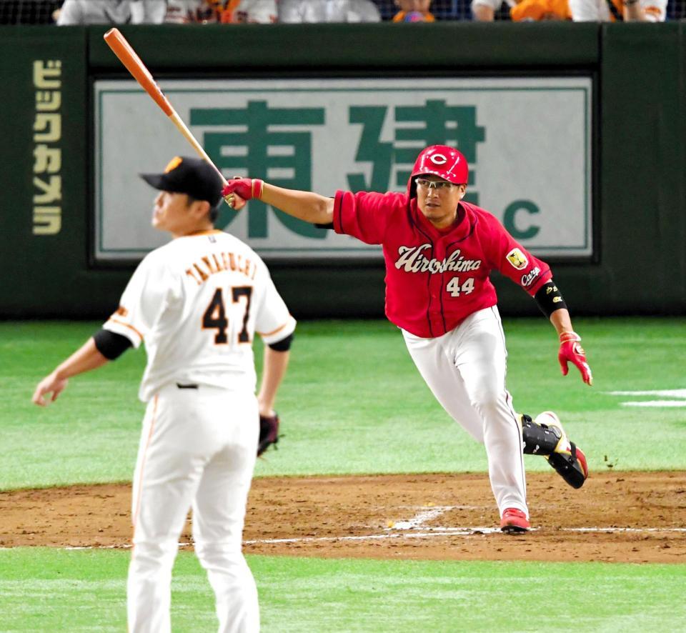 ５回、右前適時打を放つ松山（投手・山口鉄）＝撮影・出月俊成