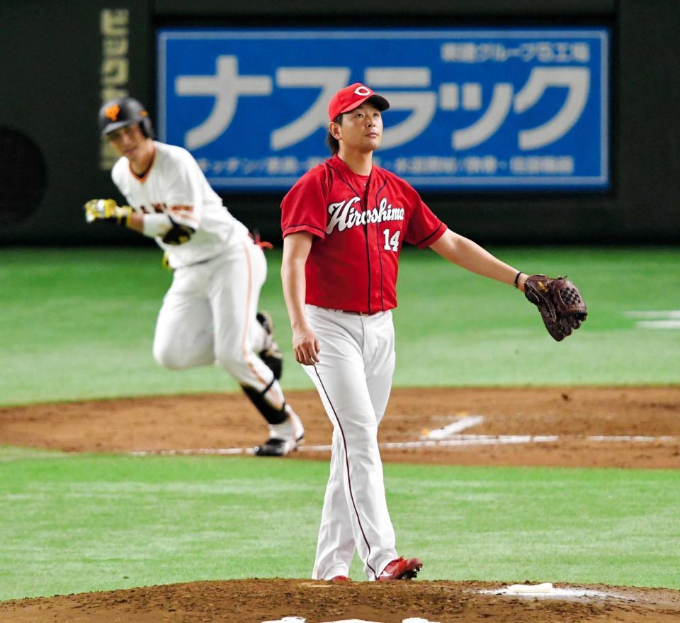 　４回、小林（左）に今季１号ソロを浴びる大瀬良（撮影・出月俊成）