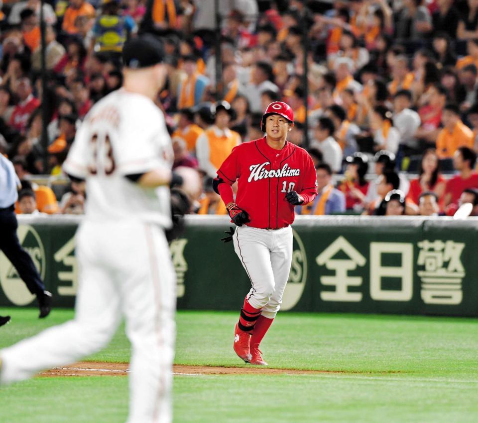 　８回、代打で三ゴロに倒れ、ベンチへ戻る岩本