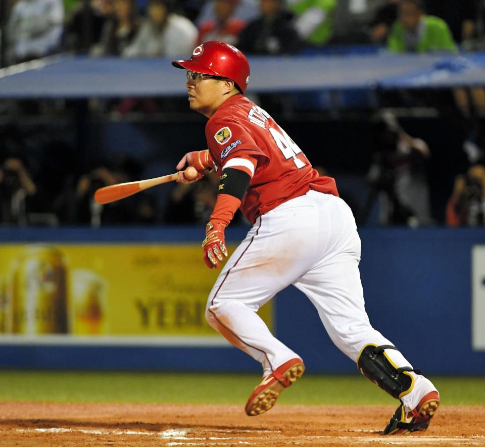 ７回、２点二塁打を放つ広島・松山＝神宮（撮影・出月俊成）