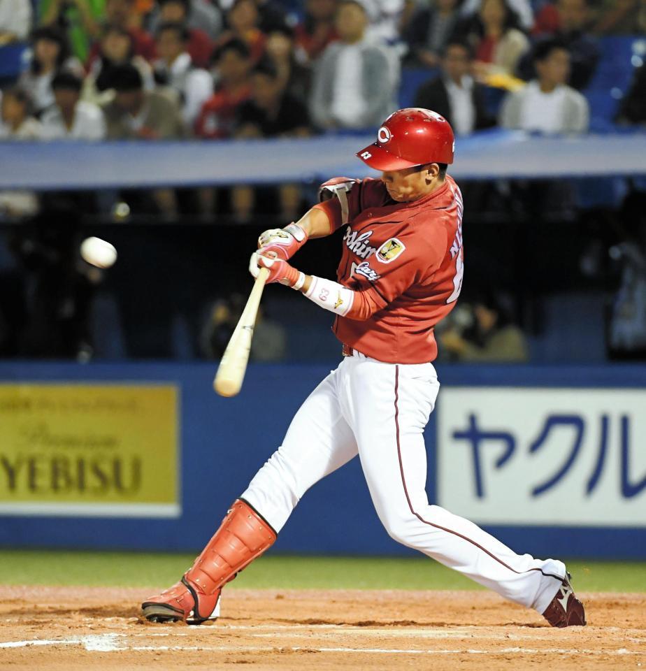 ９回広島無死、代打・西川龍馬が左越えソロを放つ＝神宮球場（撮影・園田高夫）