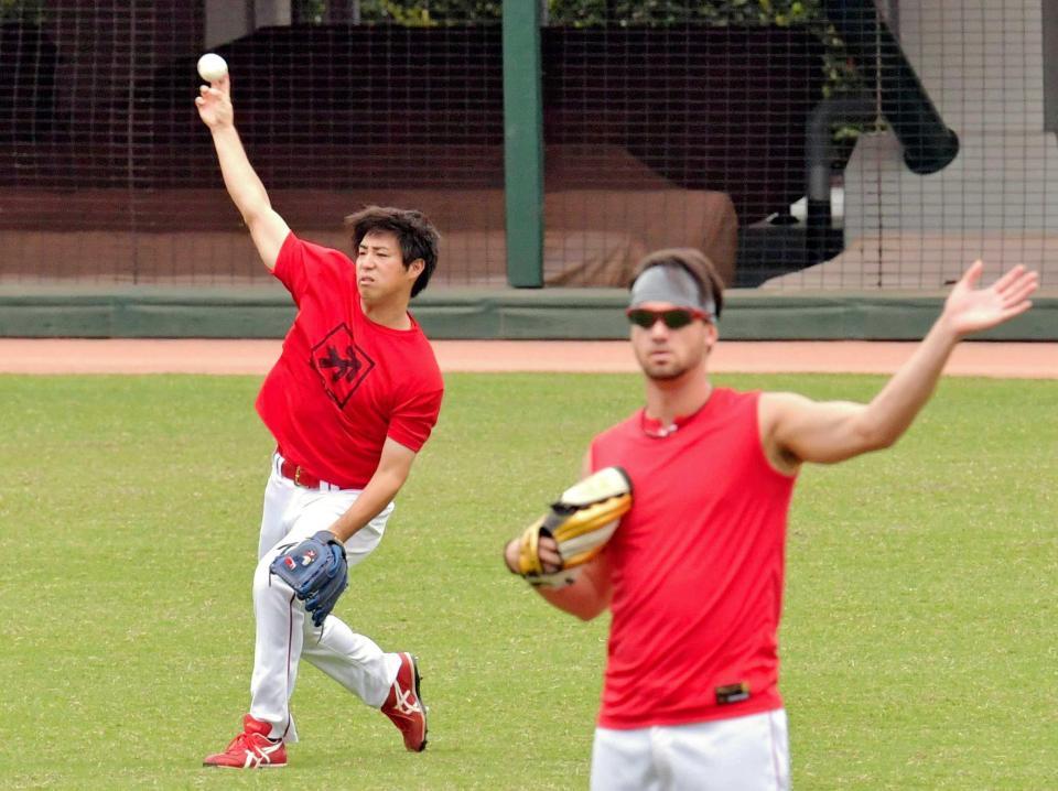 　ジョンソン（右）と並んで練習する野村（撮影・吉澤敬太）