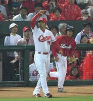 ６回、松山の打球をめぐりベンチを飛び出しアピールする緒方監督＝マツダスタジアム