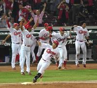 延長１１回、サヨナラ打を放ちガッツポーズする会沢　