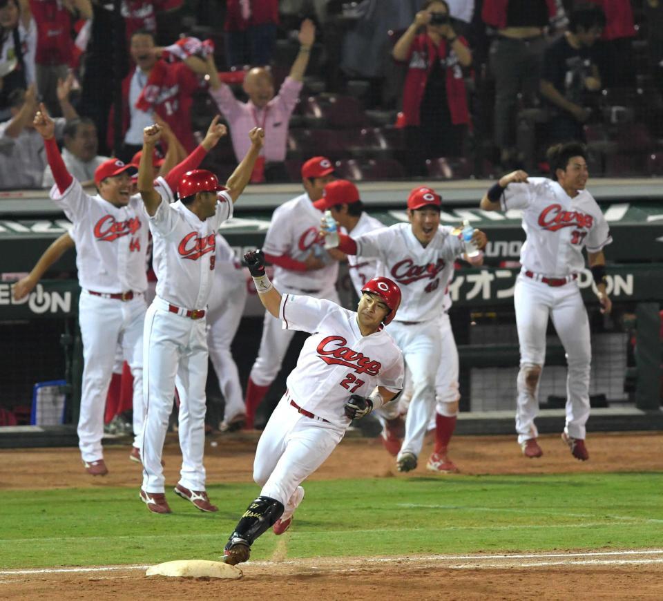 延長１１回、サヨナラ打を放ちガッツポーズする会沢　