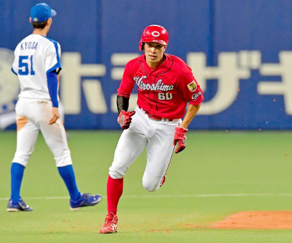 　６回、バティスタの二塁打で三進する一走・安部