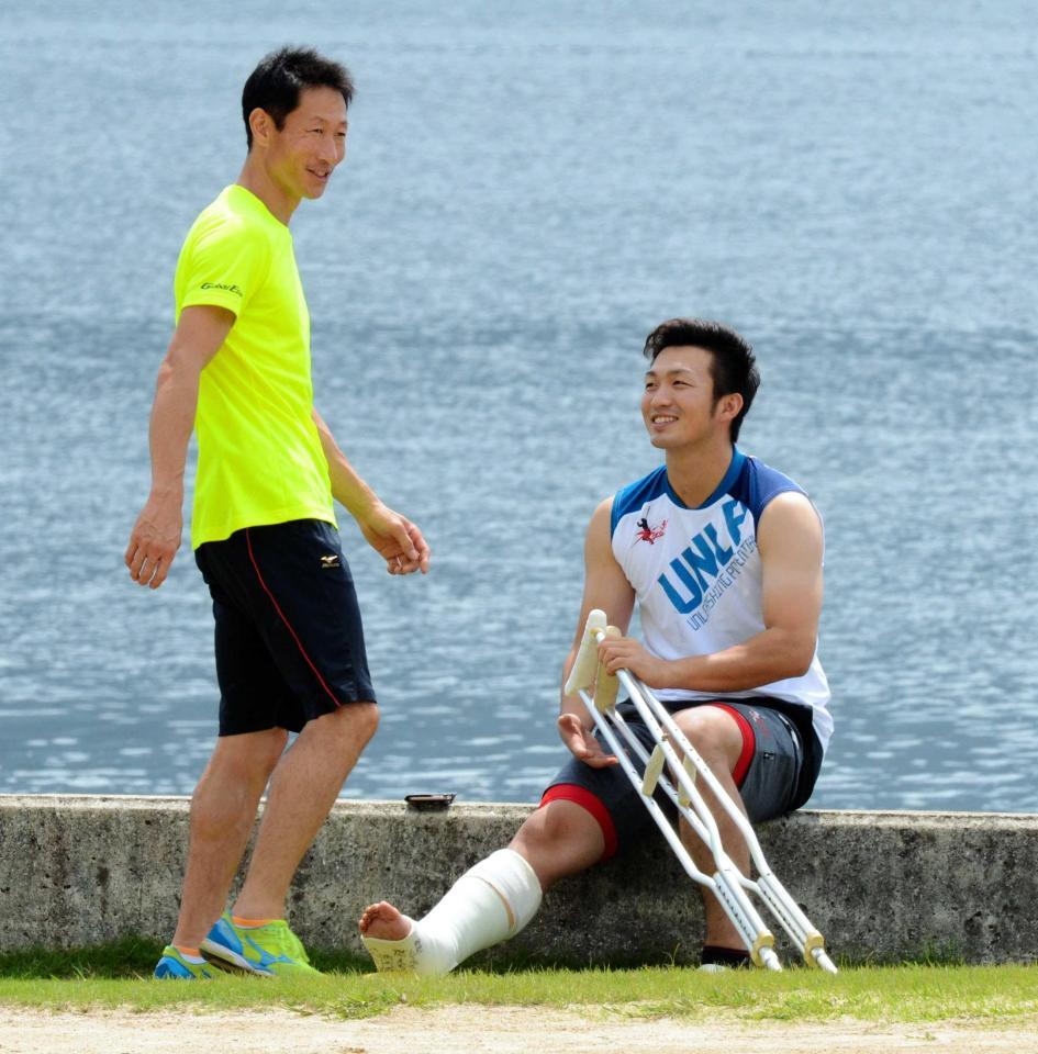 　赤松（左）と談笑する鈴木