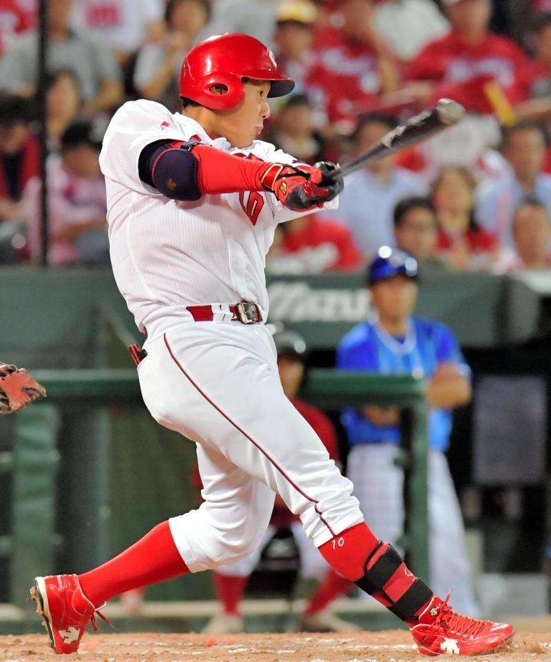 ６回広島２死、中前にこの日２安打目を放つ岩本貴裕＝マツダスタジアム（撮影・吉澤敬太）