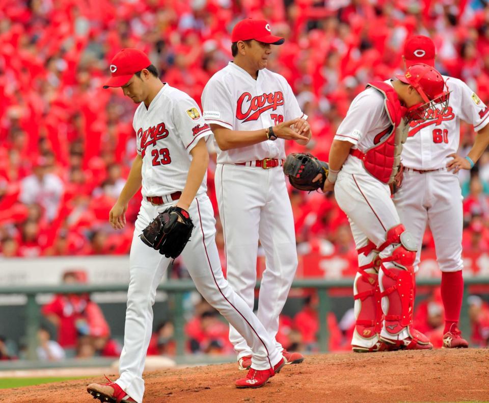 　７回、大松に同点となる２点適時打を打たれ降板する薮田（左）＝撮影・吉澤敬太