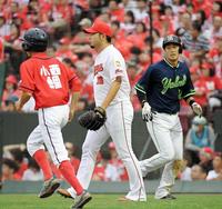 ８回、勝ち越しを許した広島・今村。生還する荒木＝マツダスタジアム（撮影・堀内翔）