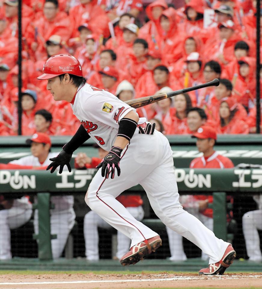 ３回広島１死満塁、先制の右前２点適時打を放つ丸＝マツダスタジアム（撮影・堀内翔）