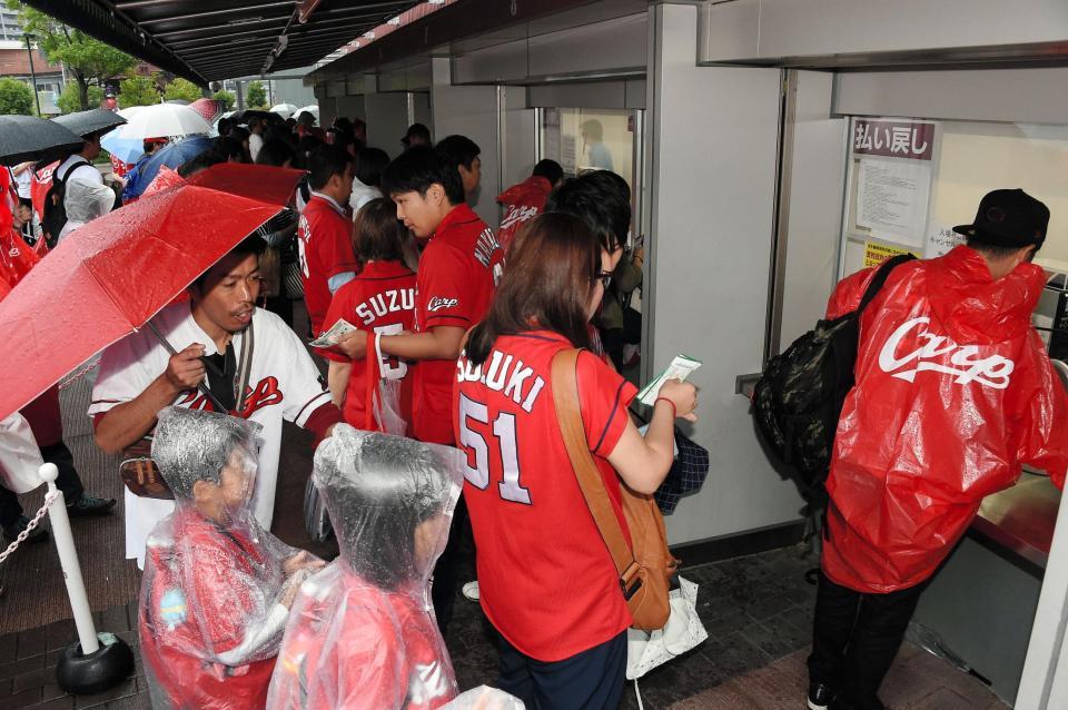 試合が中止となりチケットの払い戻しの列に並ぶ広島ファン＝マツダスタジアム（撮影・堀内翔）