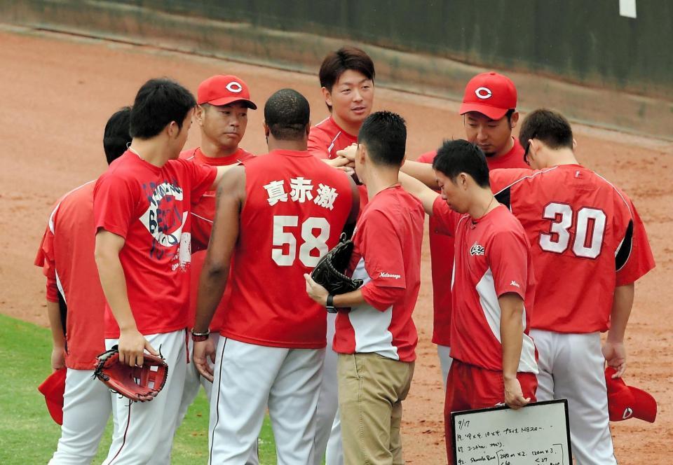 練習前に集まる広島・大瀬良（中央）＝マツダスタジアム（撮影・堀内翔）