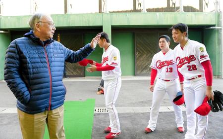 　春季キャンプを視察し、（右から）床田、加藤からあいさつを受ける松田元オーナー