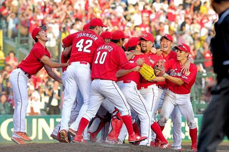 　胴上げ投手になり笑顔の中崎（右から３人目）と歓喜する広島ナイン