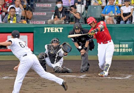 　８回、勝ち越しタイムリーを放つバティスタ（撮影・飯室逸平）