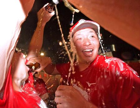 　ビールをかけ合う大瀬良（右）