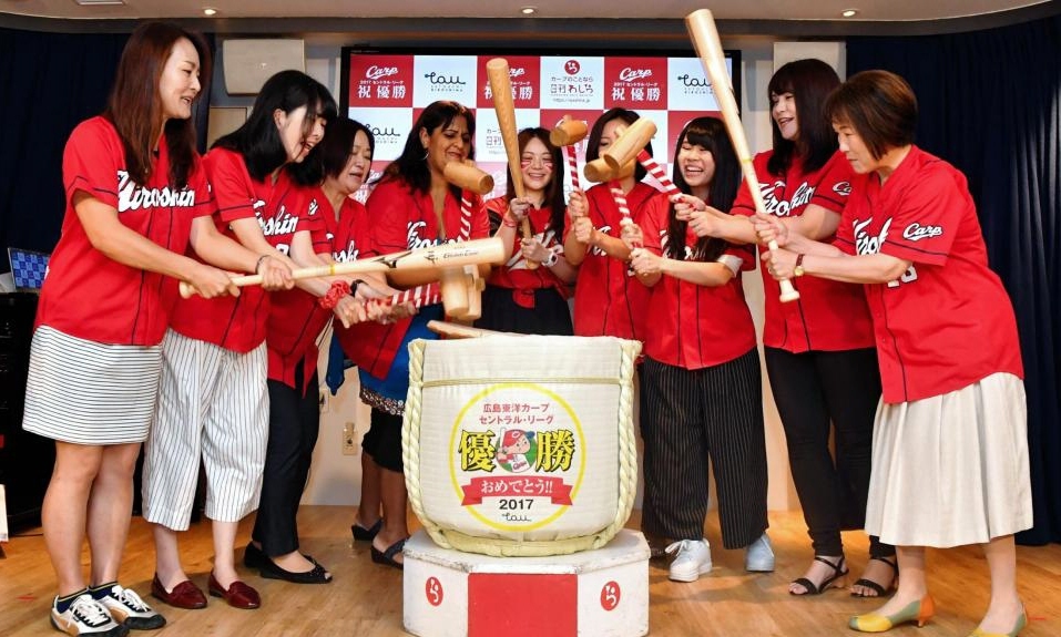 連覇を祝い、鏡開きをするカープ女子たち＝東京都中央区のひろしまブランドショップＴＡＵ（撮影・出月俊成）