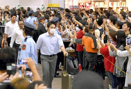 ファンの歓迎を受けながら、広島駅に到着した丸（撮影・田中太一）　