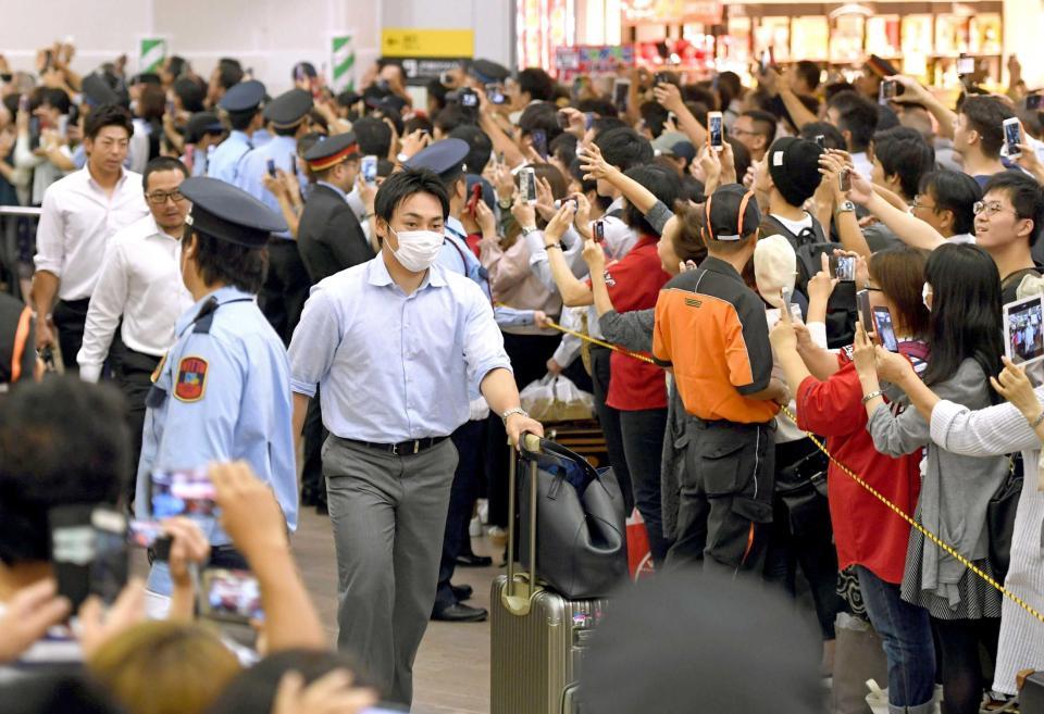 ファンの歓迎を受けながら、広島駅に到着した丸（撮影・田中太一）　