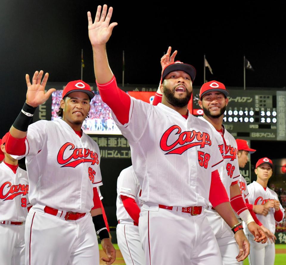 　笑顔で手を振る（左から）バティスタ（左）、ジャクソン、メヒア